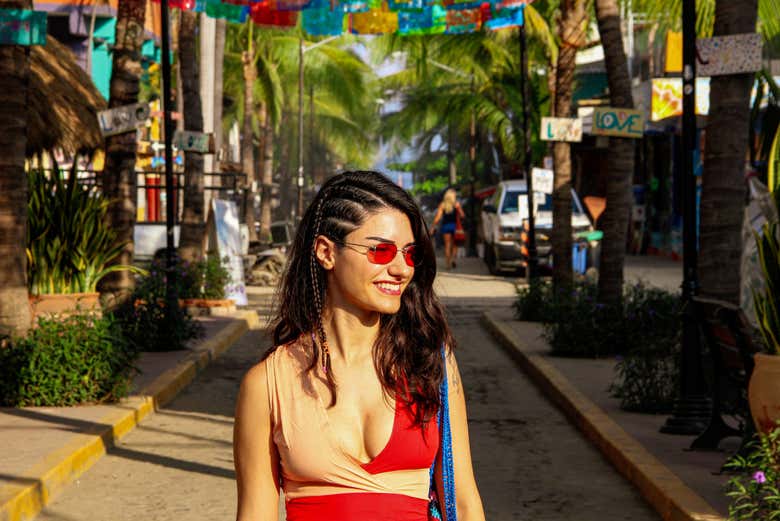 Chica paseando por las calles de Sayulita