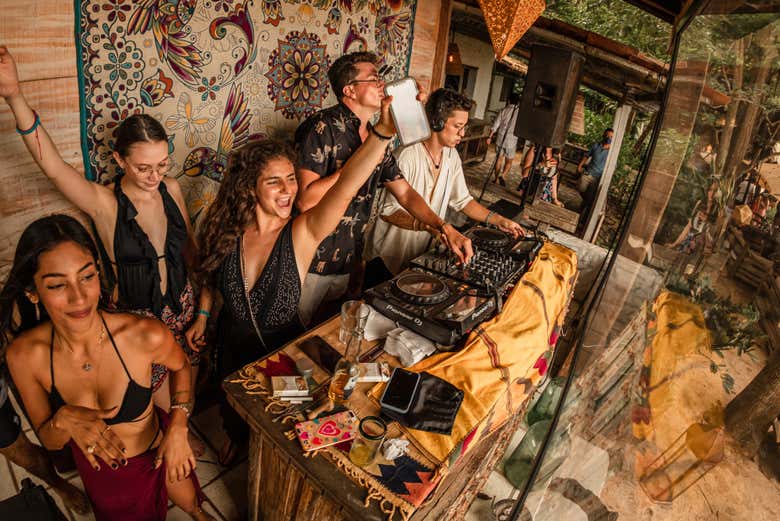 Bailando junto al DJ