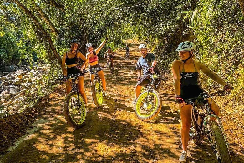 Un grupo recorriendo en bici la Sierra Madre