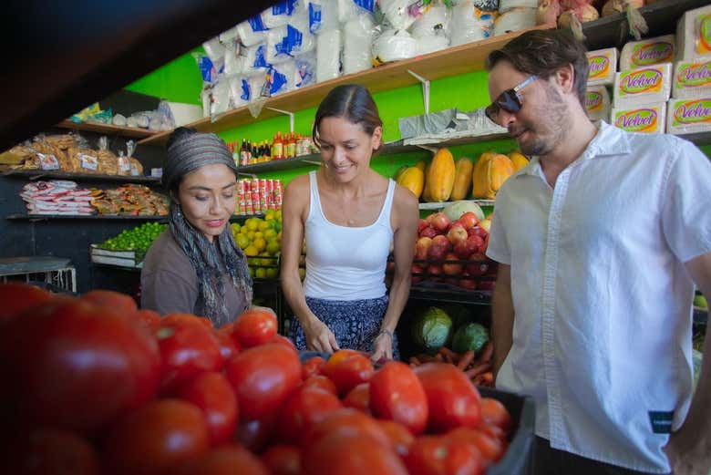 Escogiendo ingredientes en el mercado local