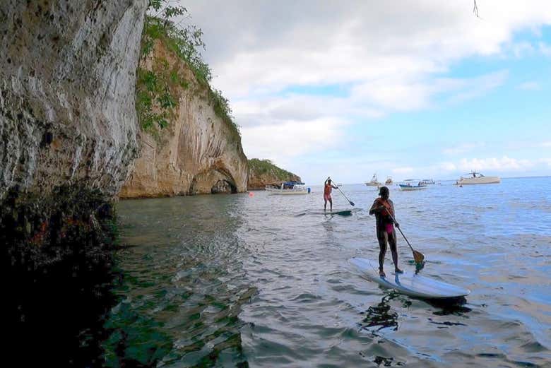 Une femme sur une planche de paddle à Los Arcos