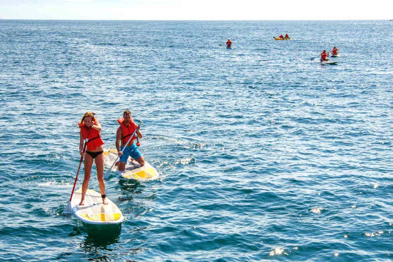 Haciendo paddle surf en el Pacífico
