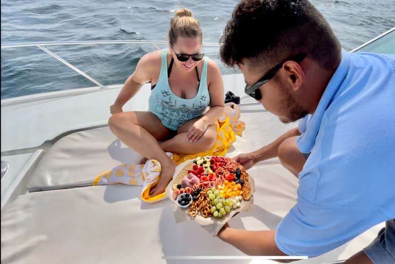 Disfrutando de un aperitivo en el yate
