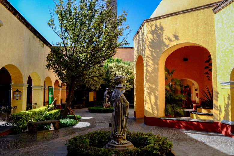 Explorando el interior de una destilería de tequila