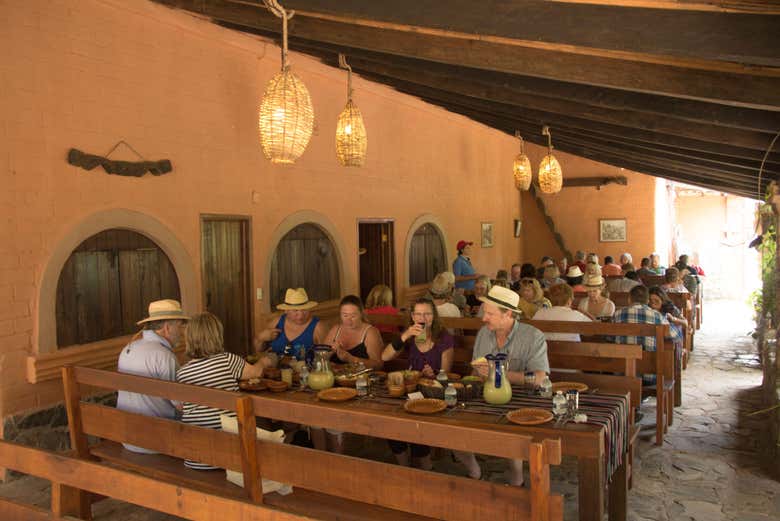 Foto de grupo tomando el almuerzo