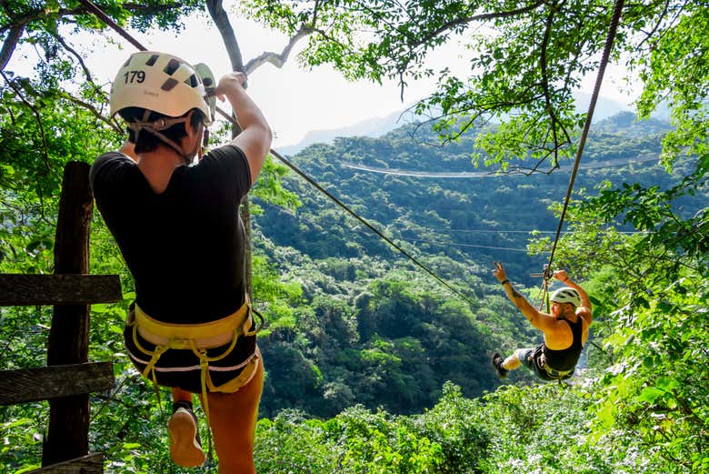 Lanzándonos en tirolina por la Sierra Madre