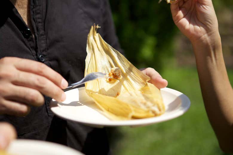 Experimentando um delicioso tamale de milho