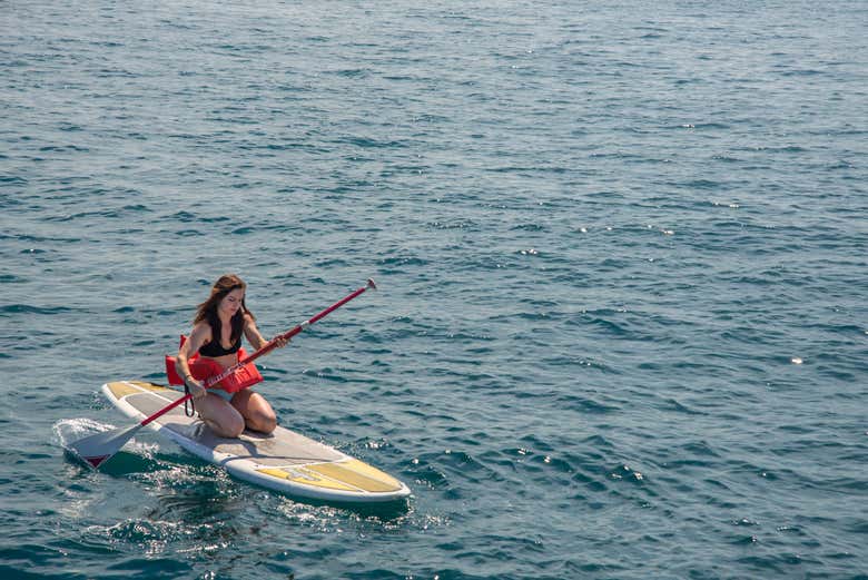 Una joven haciendo paddle board