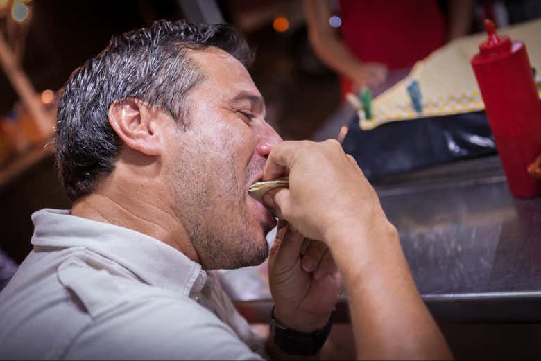 Disfrutando del tour nocturno de tacos por Puerto Vallarta