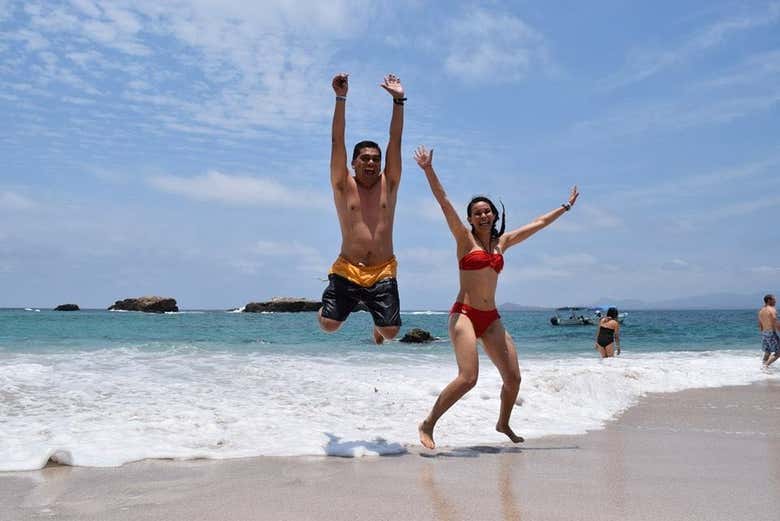 Una pareja disfrutando en la playa