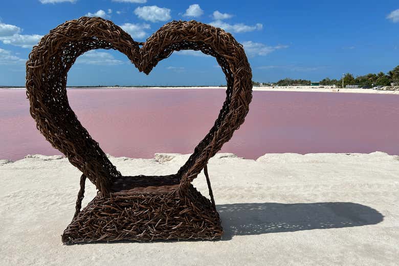 Un corazón para hacer fotos con Las Coloradas de fondo