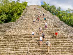 Subida a la pirámide de Cobá