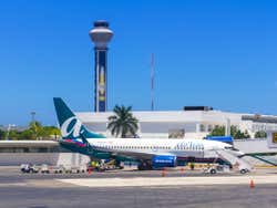 Aviones en el aeropuerto de Cancún