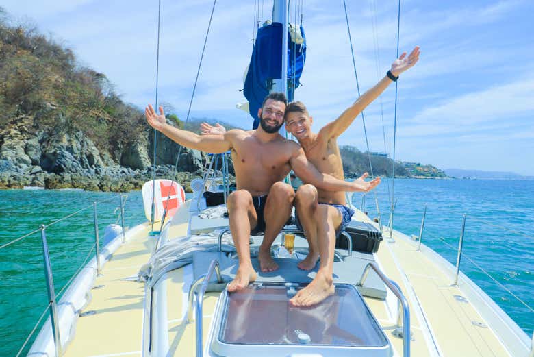 Diversión durante el paseo en velero