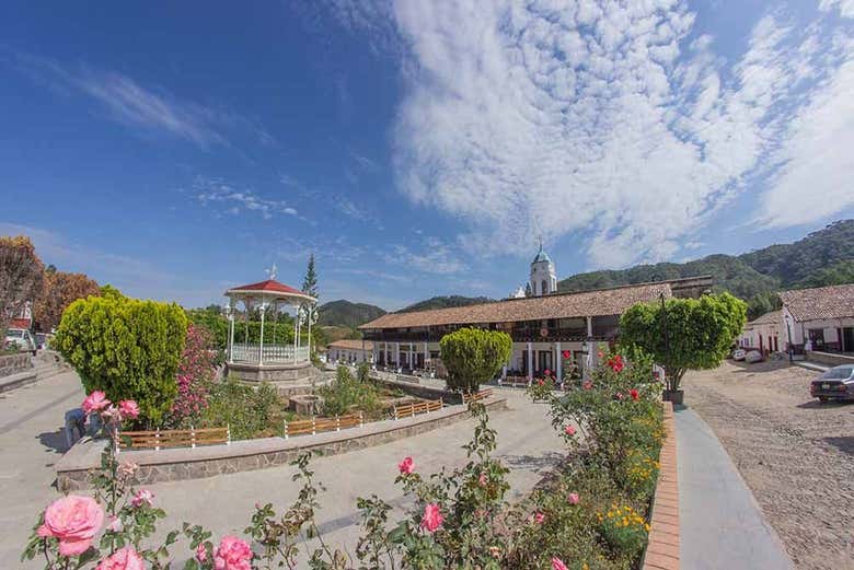 Plaza principal de San Sebastián del Oeste