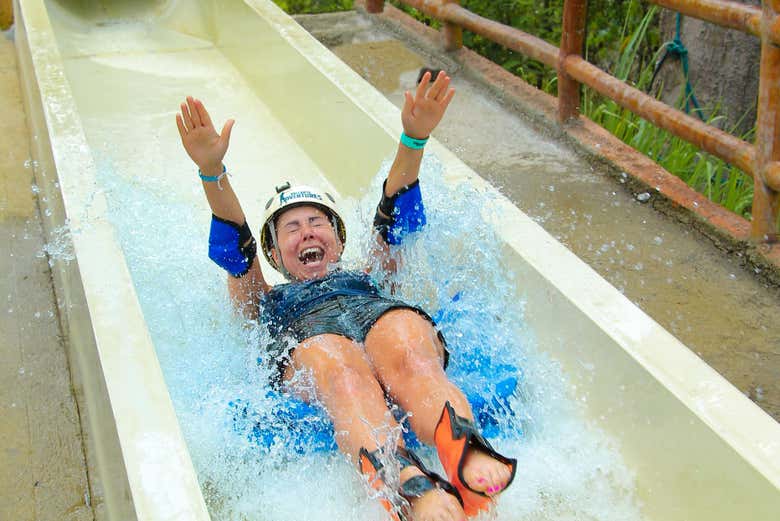 Deslizándonos por el túnel de agua