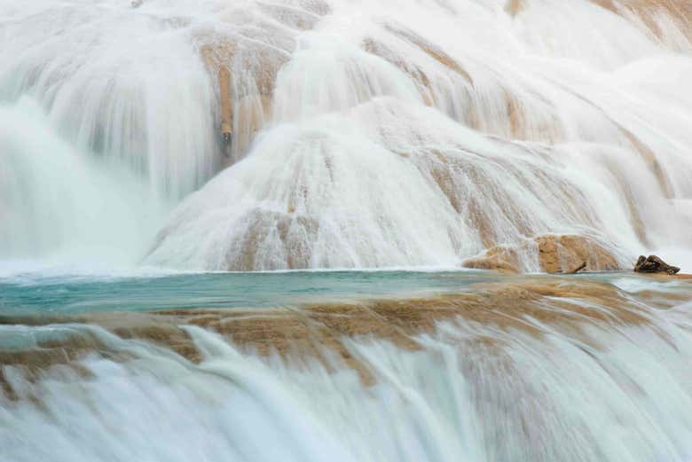 Agua chocando contra las rocas