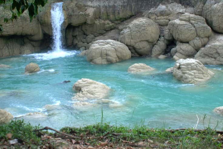 Aguas turquesas de las Cascadas las Nubes