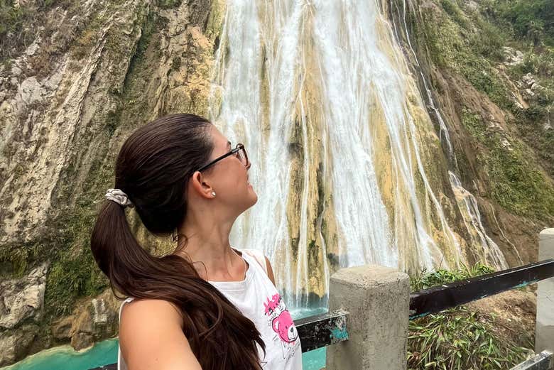 Con la cascada de El Chiflón de fondo