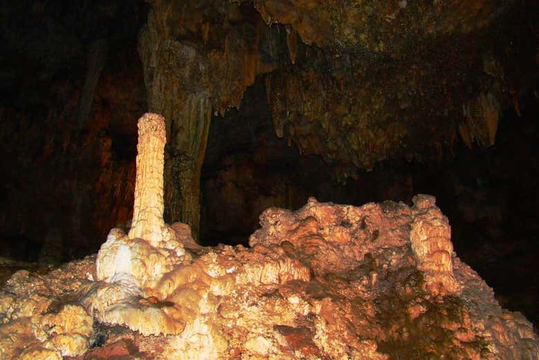 Curiosas formações de estalactites e estalagmites