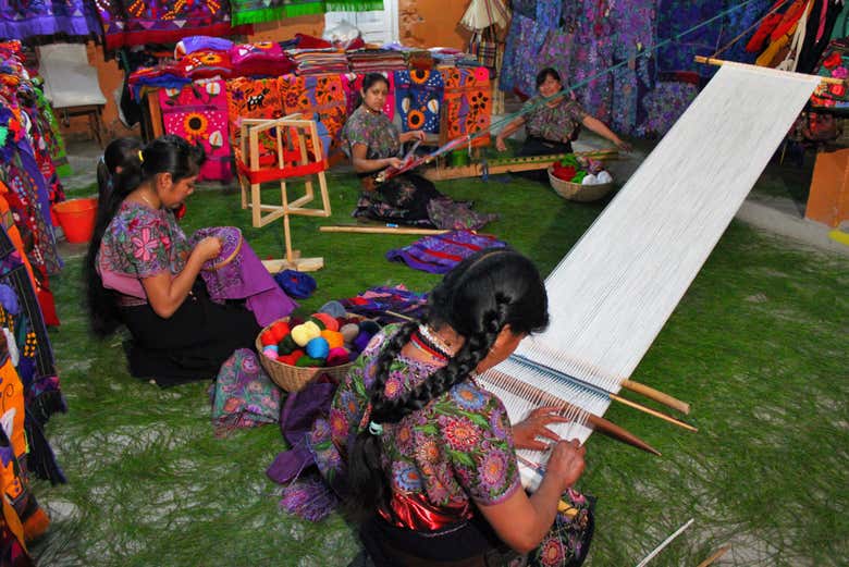 Mujeres tejiendo
