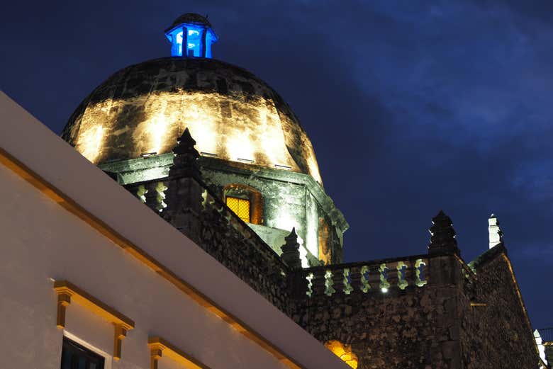 Antigua Catedral de San José al caer la noche