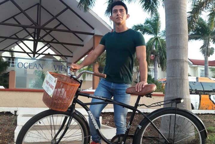 Posando junto a la bicicleta