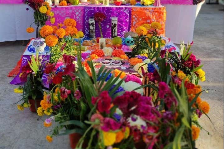 Un altar repleto de flores