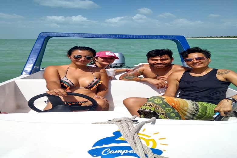 Grupo de amigos en la lancha