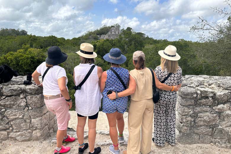 Viendo los restos arqueológicos de Calakmul