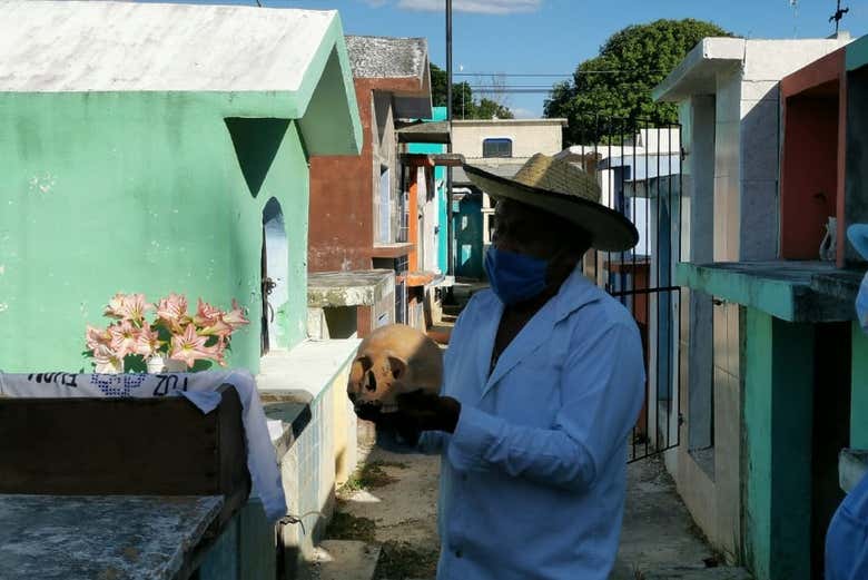 Escuchando las explicaciones del guía