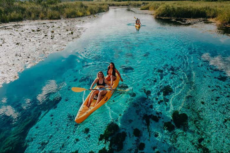 Disfrutando de un kayak por los Manatiales de Pedro Baranda
