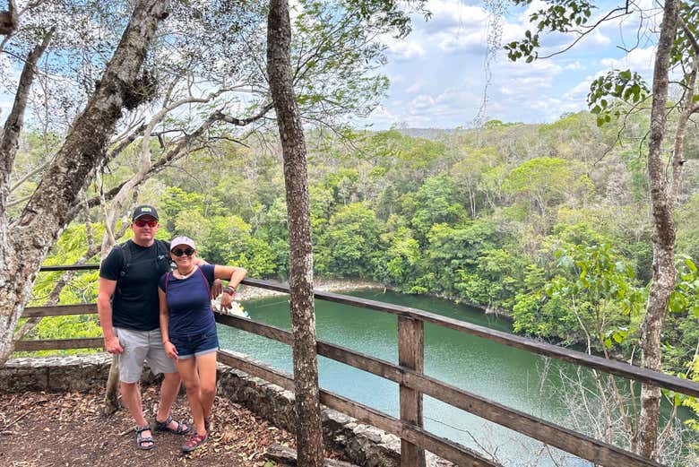 Una pareja en el cenote de Miguel Colorado