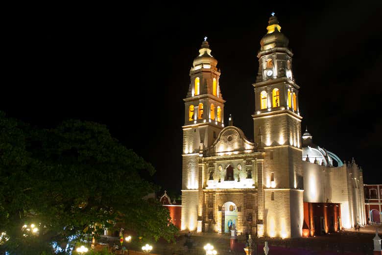 La catedral de Campeche iluminada
