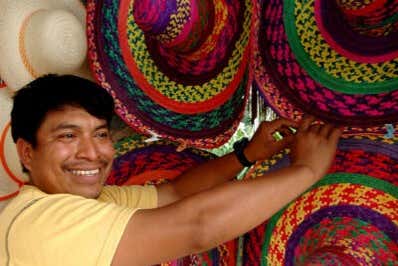 Puesto de sombreros mexicanos en el Camino Real