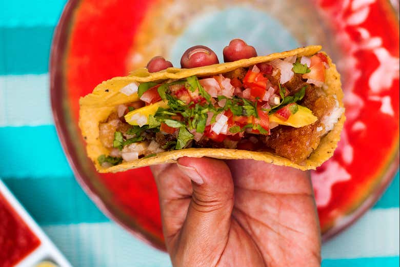 Probando un delicioso taquito 