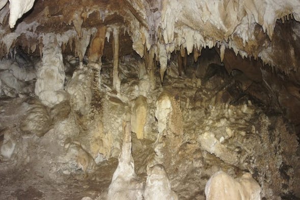 Espeleologia na gruta de La Puente