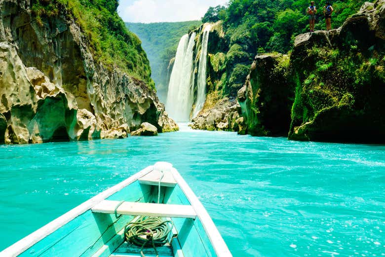 Ruta fluvial rumbo a la cascada de Tamul