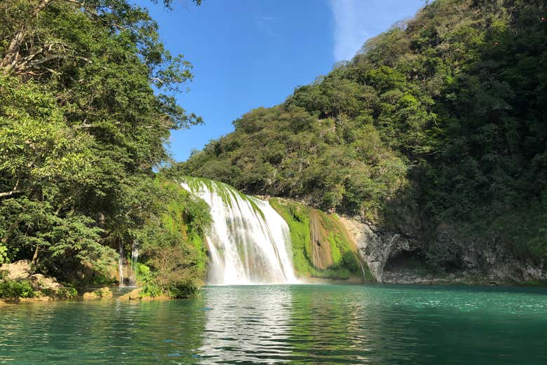 Contemplando las cascadas del río Micos