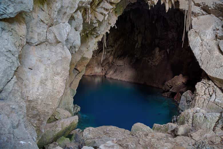 Visitando la cueva del Agua