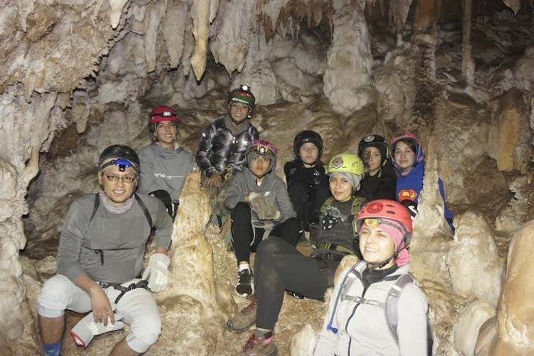 Grupo durante la ruta por el gruta