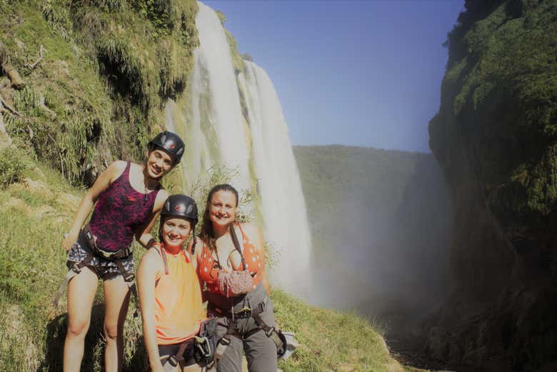 Photo de groupe lors de la descente en rappel
