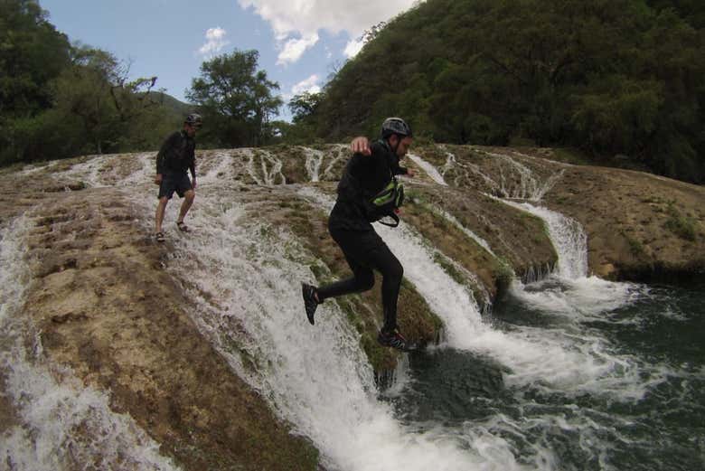 Salto de cascadas en el rio Micos