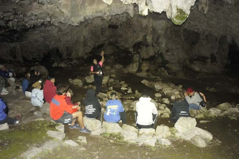 Contemplando las estalactitas y estalagmitas
