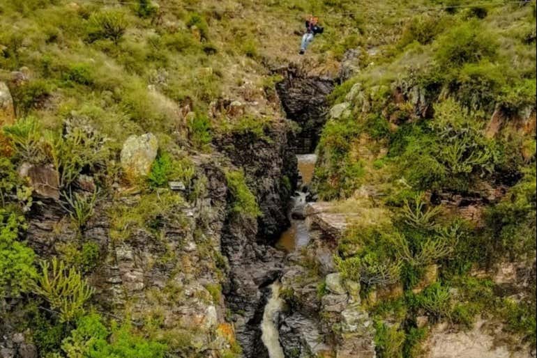 Sobrevolando el cañón del Águila Cola Roja