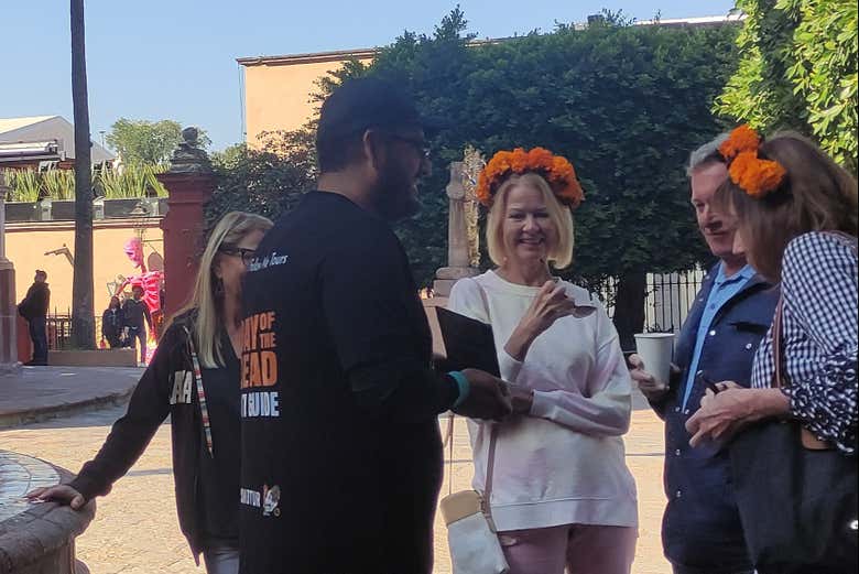 Guía mostrando la historia de San Miguel