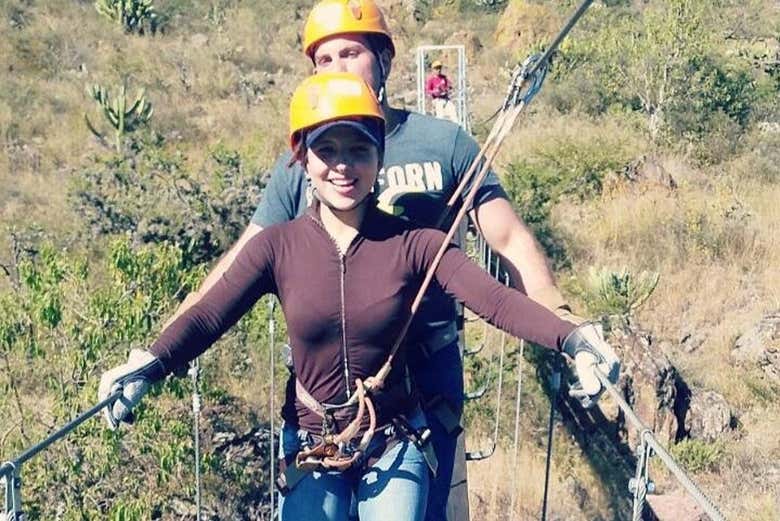 Cruzando el puente colgante