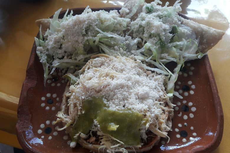 Catando dierentes platos tradicionales de México