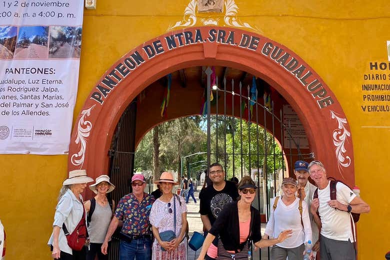 Listos para entrar al Panteón de Nuestra Señora de Guadalupe