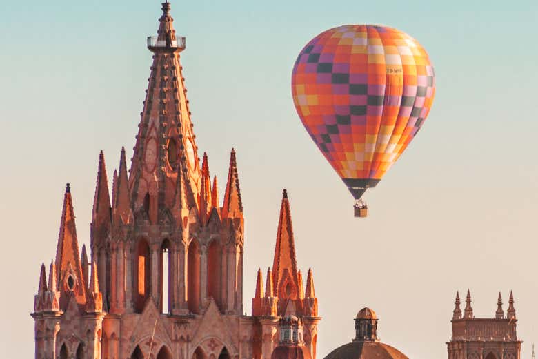 Pasando junto a la Parroquia de San Miguel Arcángel